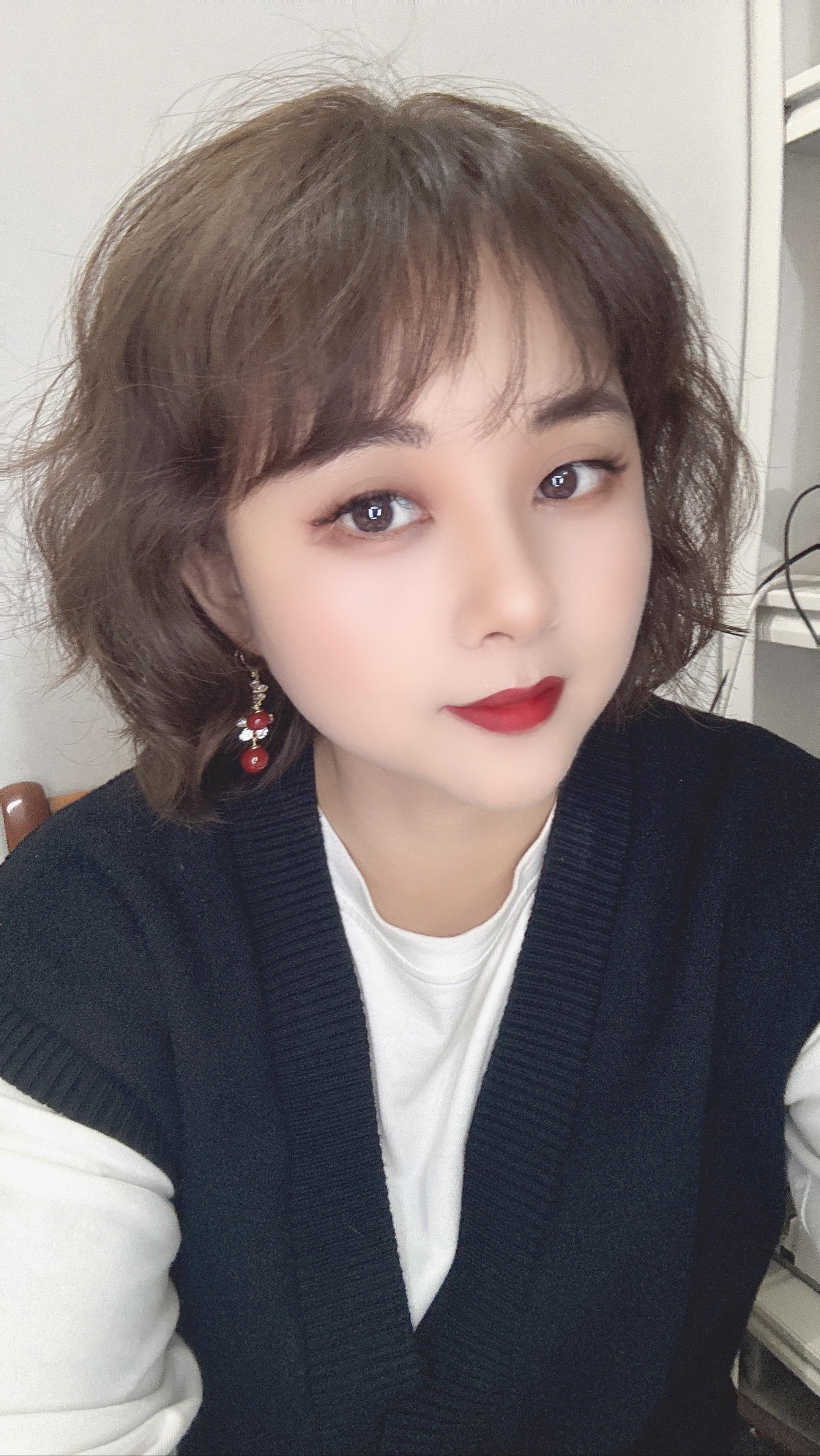 😎告别过去的发型，迎来全新的自己，今天这新发型，爱了爱了，期待更多精彩~