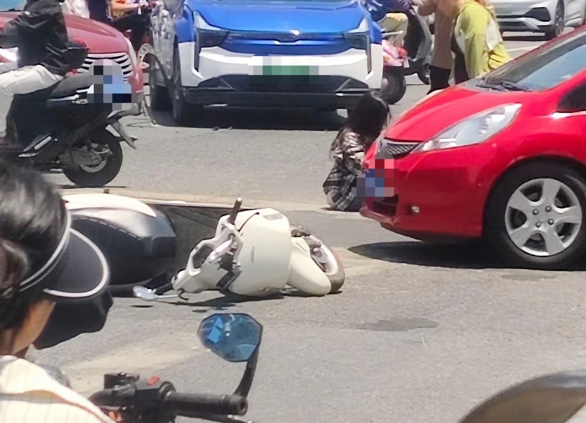 【玉林人民东广场路口电车被撞女子坐地】4月25日，网友爆料称：玉林市人民东路广场