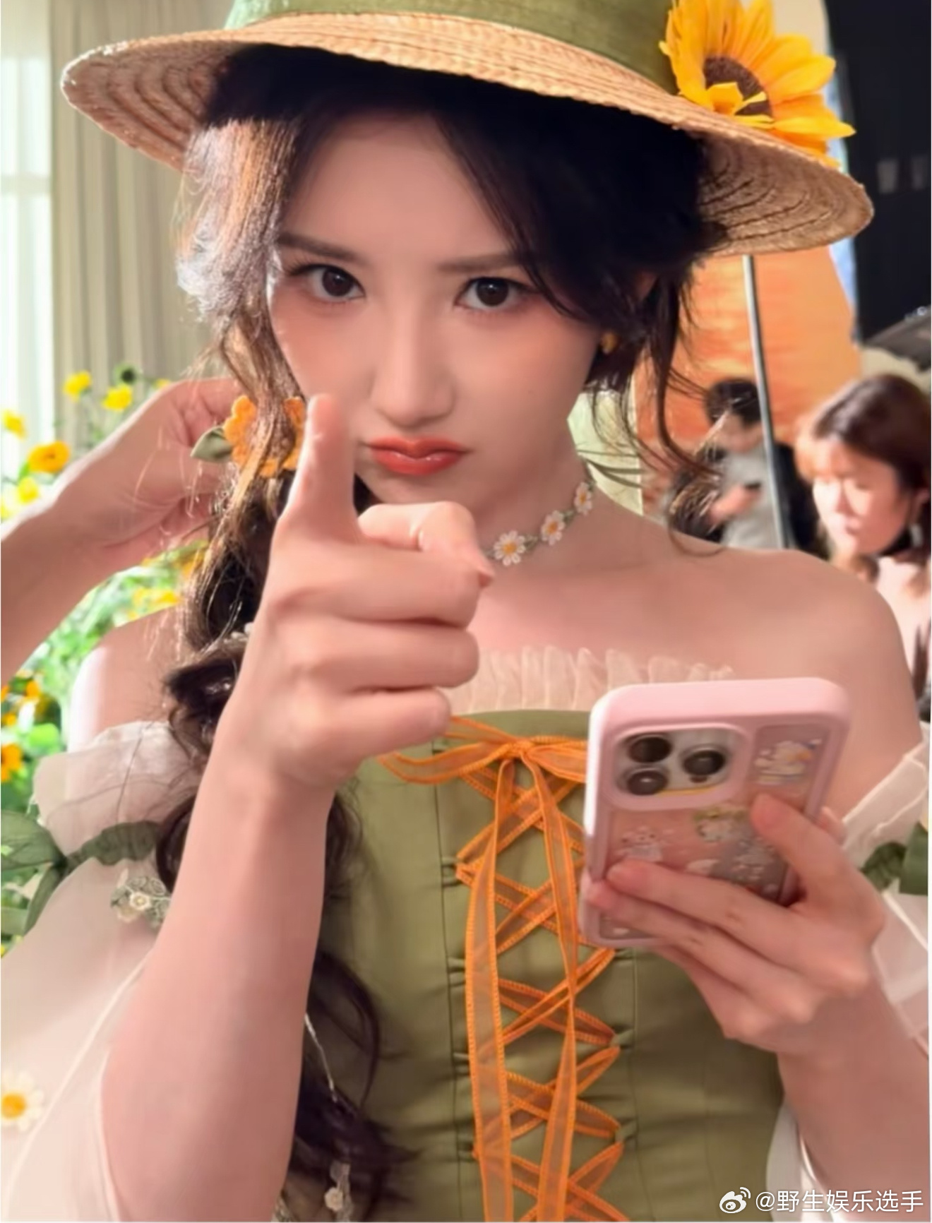 看这组图之前：向日葵好美🌻看这组图之后：毛晓彤好绝💛 