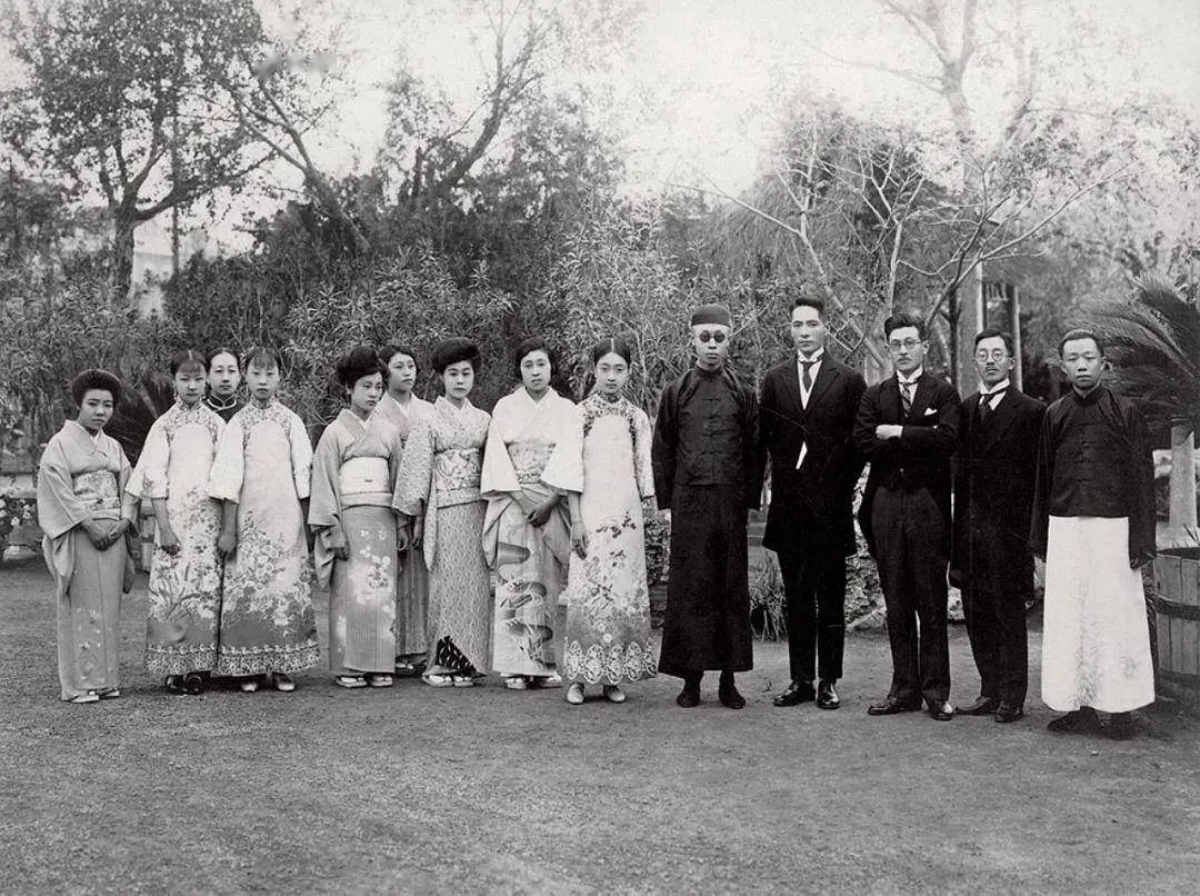 1925年，溥仪夫妇和日本驻华公使以及他们的家眷在日本使馆合影。 历史知识 ​​