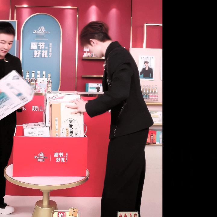 好喜欢你任嘉伦戏里他是眼神开车的苏神一个抬眸就把我心勾走戏外是幽默暖心的宝藏男孩