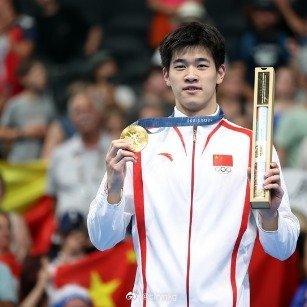 潘展乐位列年度十佳游泳运动员之首 嗯嗯还是国外敢写  国内还是太含蓄了 孩子该夸