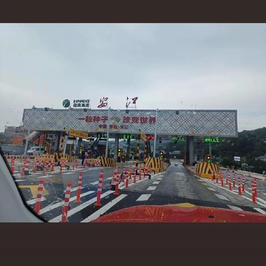 不要说话,用你们家乡话怎么说?没要港娃