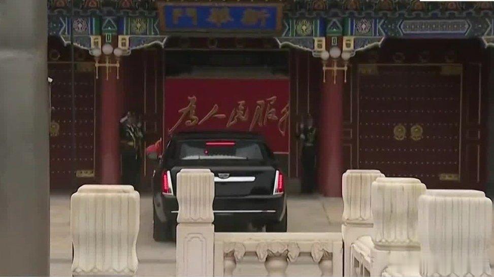 凤凰新闻【凤凰直击：特朗普车队驶入新华门】凤凰直击：特朗普车队驶入新华门来自