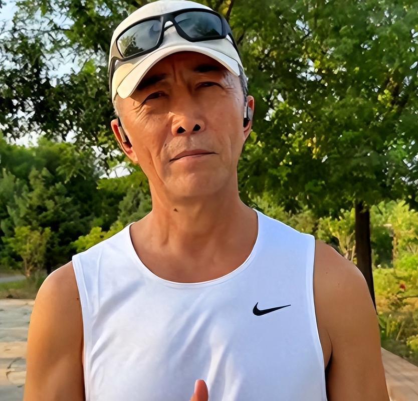老戏骨郑晓宁，和萨日娜是发小，50岁老来得子，至今戏瘾不减
 
提起郑晓宁，很多