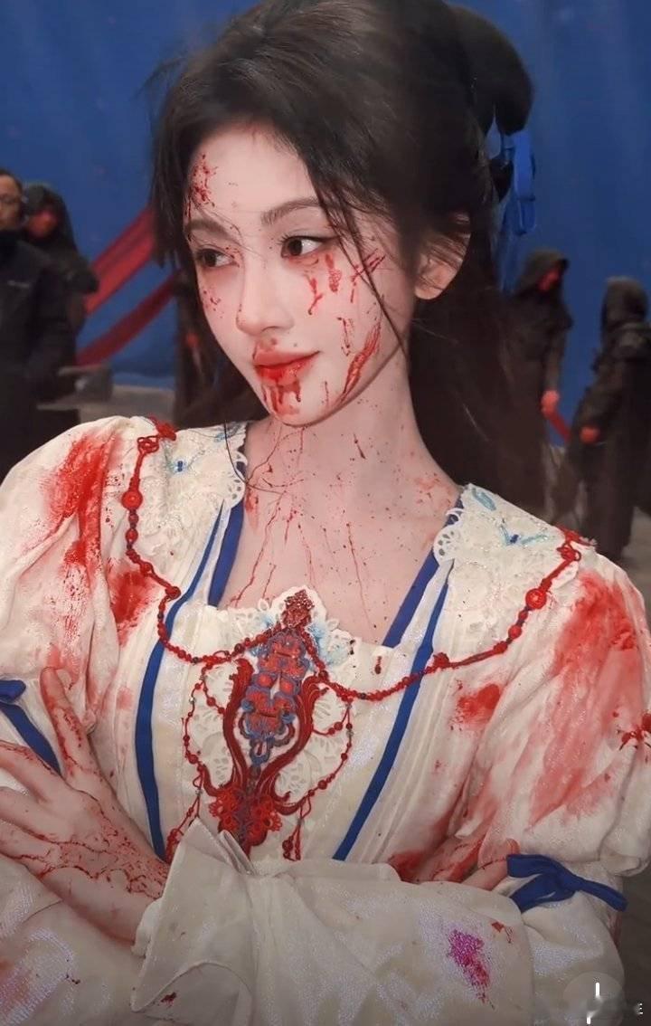 鞠婧祎来战阿黛战损妆破碎感直接拉满！清透破碎感扑面而来，每一处细节都戳中审美，颜