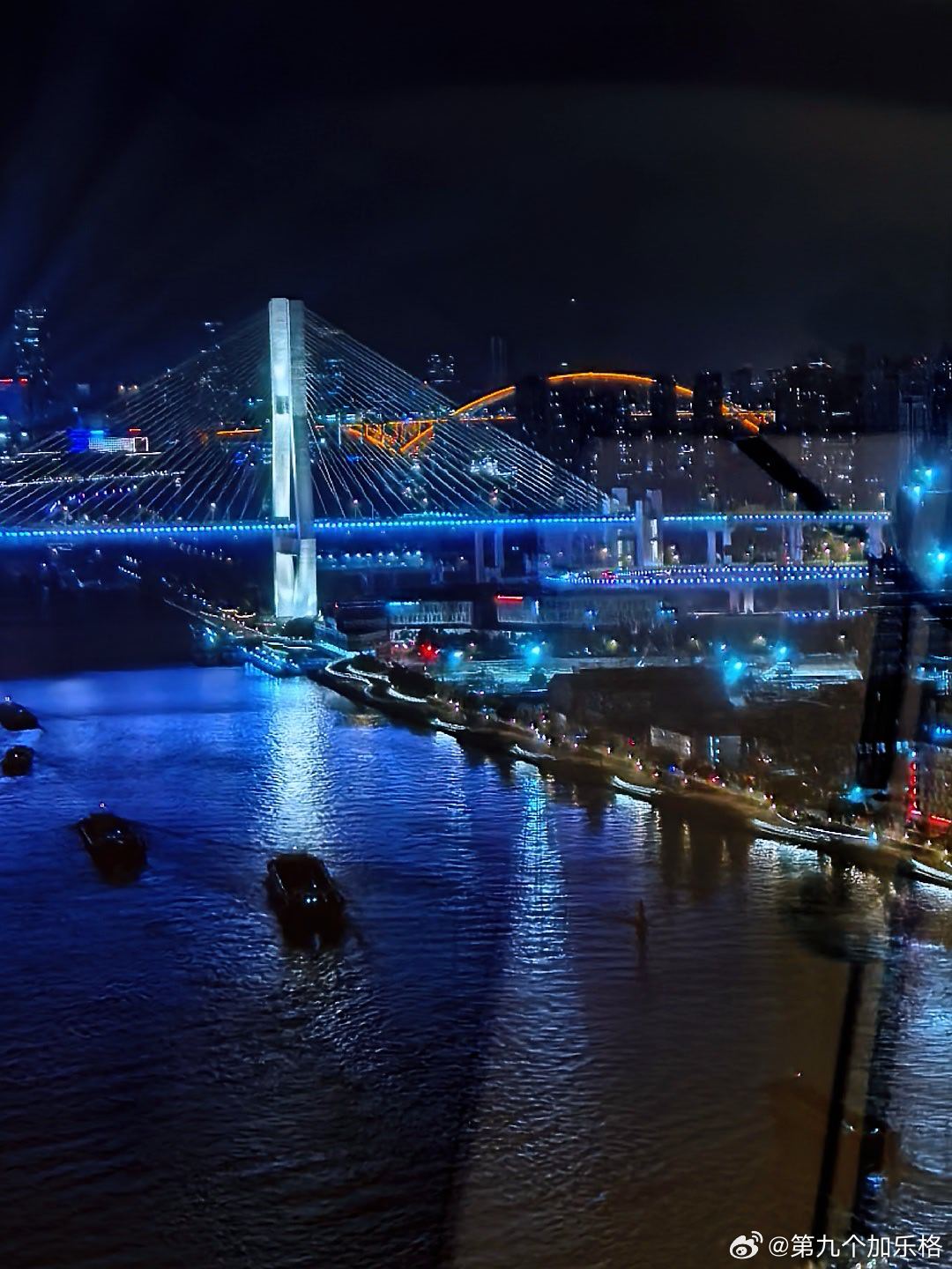 一家打开窗帘就能欣赏黄浦江夜景的酒店  ​​​