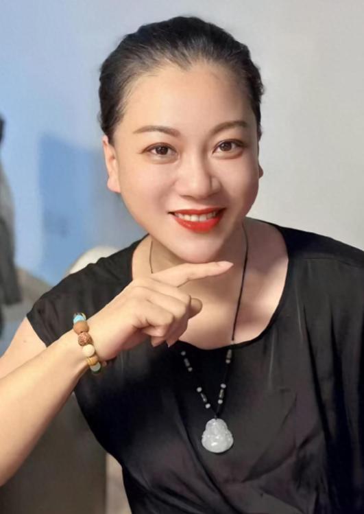 一路走好!演员孟再平离世，年仅49岁，120万抗癌针也没留住生命！

枕边是一件