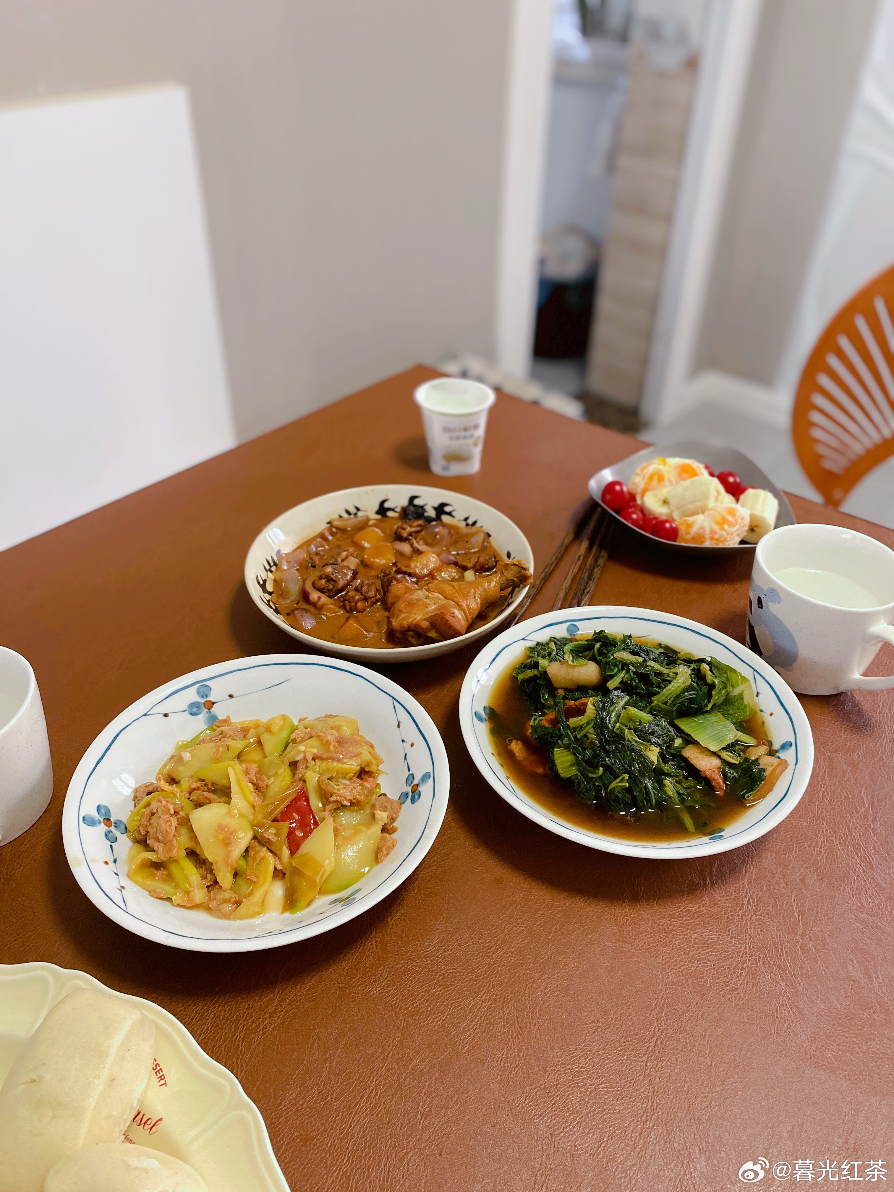 高三生的家常便饭小瓜炒鸡蛋、小白菜炖肉、土豆鸡块今日午餐家有高中生简简单单又一餐