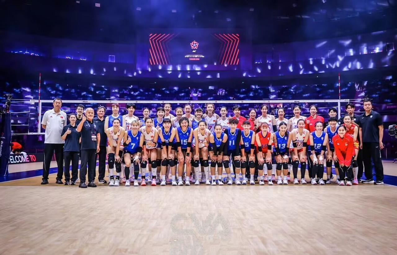 中国女排、中国台北女排赛后所有球员，教练组一起合影好有爱!