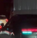 小蓝灯 智驾小蓝灯看似安全提示，实则隐患不少。蓝光夜间晃眼影响后车判断，更关键是