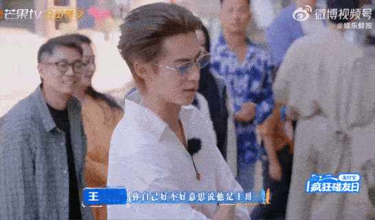 王鹤棣抱的是武艺还是王濛谁懂啊！武艺这角度和王濛也太像了吧，难怪棣棣都抱错人既视