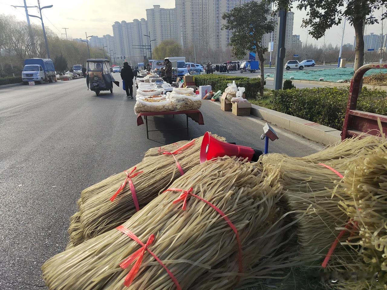 前两次都是下午赶会，今天上午去看了看农村集会上的盛况。
确实，上午没有多少顾客，