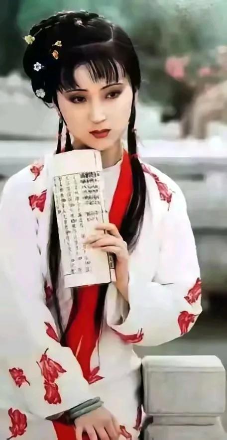 这是丑不丑的问题吗？
胡玫导演无疑是一个优秀的导演，但是她选择了去拍《红楼梦》这