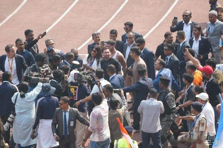 印度媒体还原首日混乱：梅西被人群笔尖划伤，主动告知想离场梅西近期开展印度行，此前