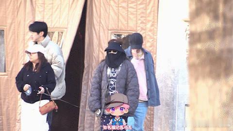 张靓颖和男友陈秋莳同框 张靓颖和男友陈秋莳近日与朋友聚餐被拍，餐后两人一同乘车离