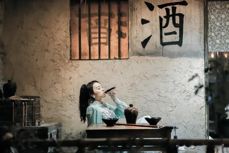 对联这玩意儿，真的超有意思！就说这上联“醉里吟诗诗有味”，一下就把那种微醺后诗兴