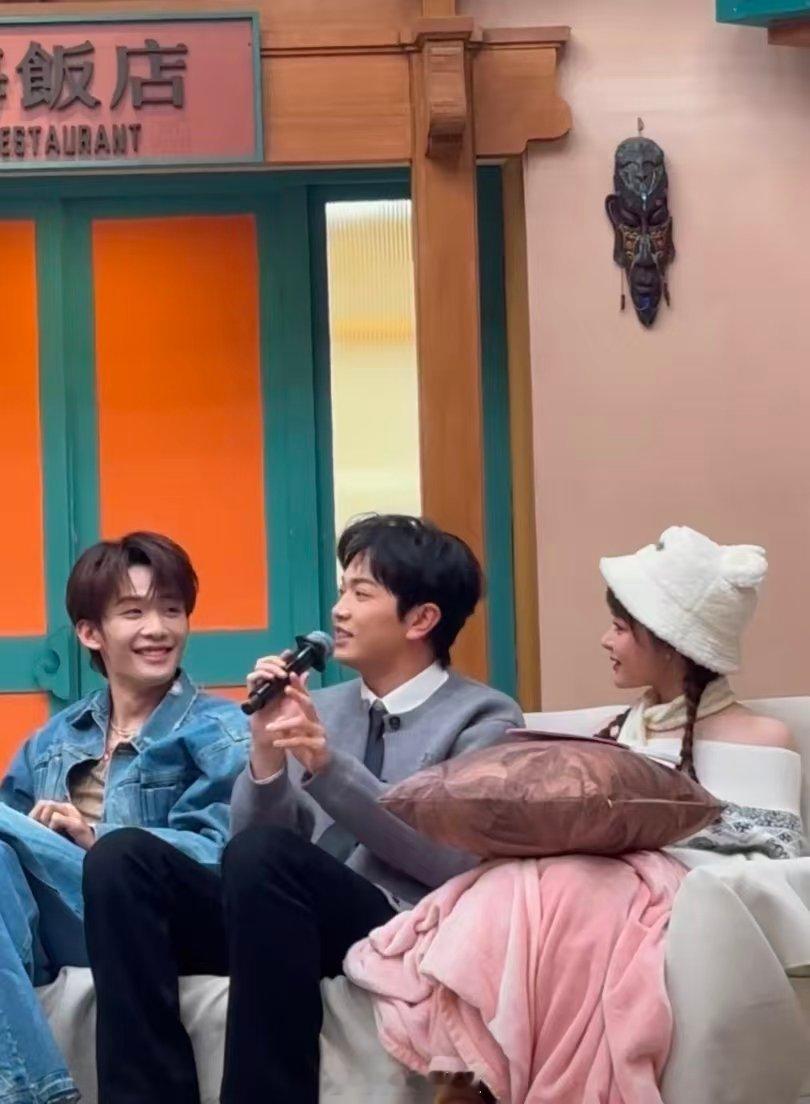 笑不活了！颜人中cue自己去年春晚“闪现”名场面，今年目标4秒，有追求但不多，这