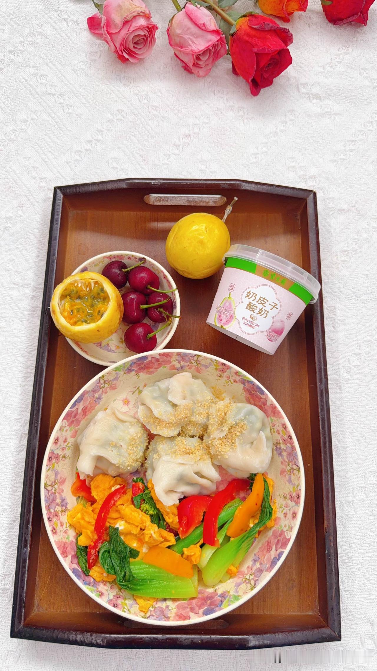 青岛大虾做的三鲜馅饺子🥟四个，彩椒蔬菜炒鸡蛋，樱桃🍒百香果，芭乐白桃奶皮子酸