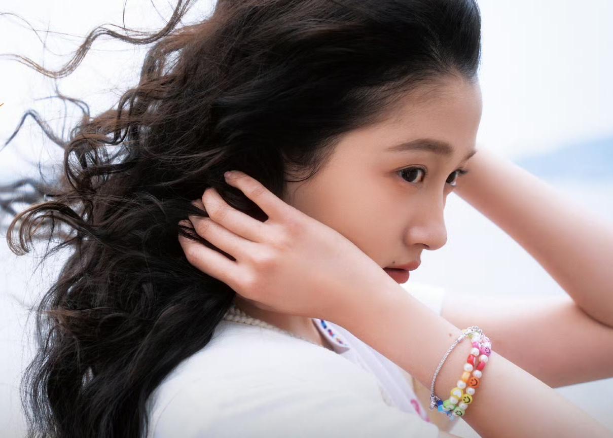 关晓彤这是属于典型的情场失意，事业得意，5部待播剧，其中3部被央妈点名！
1、怀