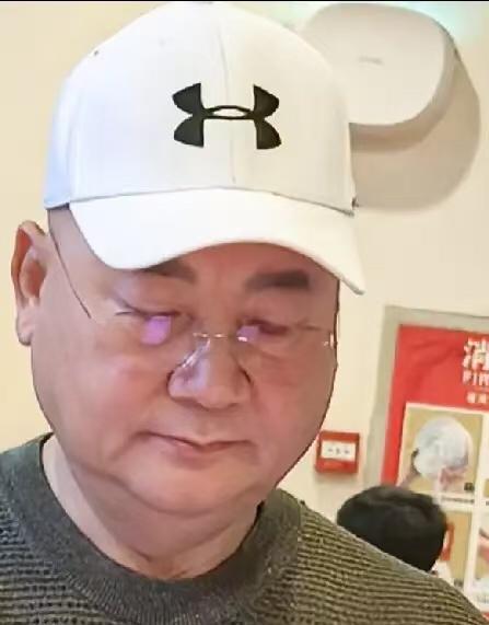 8月5日，迟重瑞与朋友在北京一家饭店吃饭，他胖了不少，也没以前白了，肤色发黑像慈