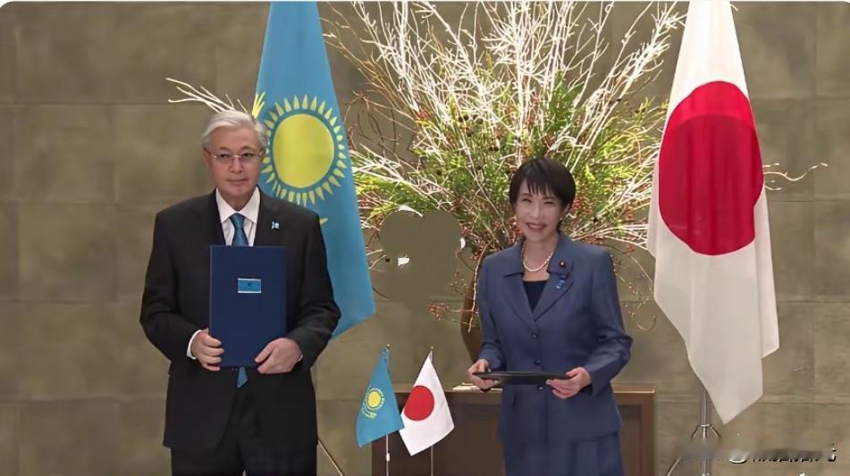 托卡耶夫与高市早苗在东京签署《联合声明》

2025年12月18日，哈萨克斯坦总