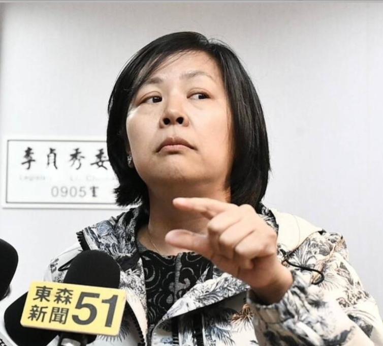 她成为了香饽饽。

刚刚被民众党开除、失去了民意代表身份的李贞秀，突然成为了台湾