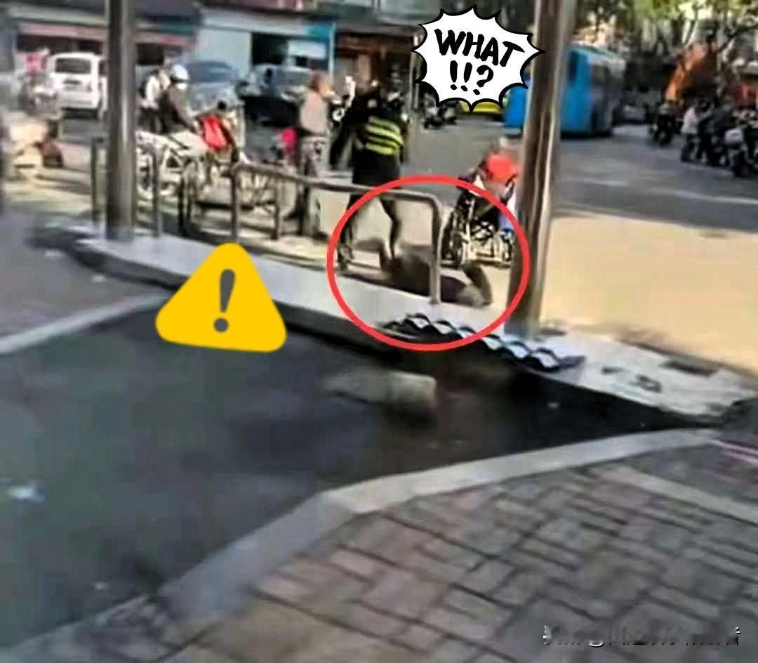 推倒老人的人好像是临时工

12月21日被推倒的那位老人好像去世了

视频可以看