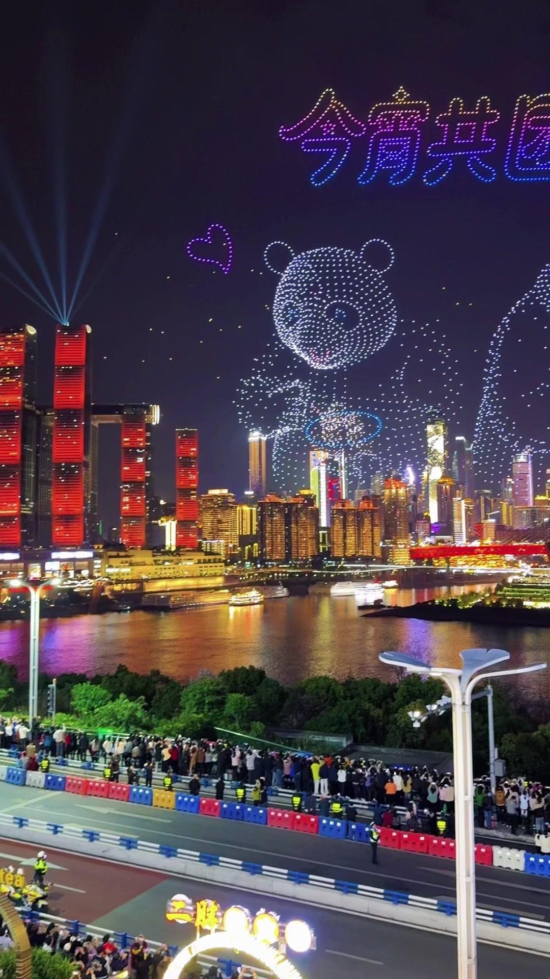 🎆重庆元宵无人机秀太震撼了！金红灯笼照亮夜空，福袋雨洒下好运，万架无人机组成的