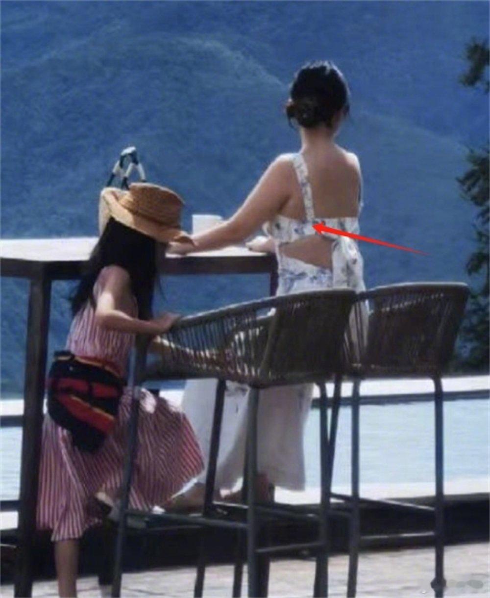 #偶遇霍思燕带女儿喝下午茶#霍思燕的旁边是今年8岁的女儿，虽然还不确定名字，但在