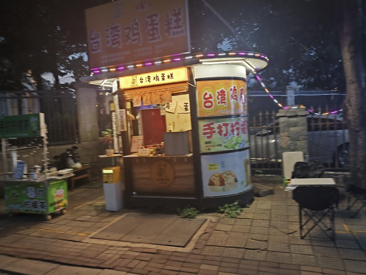 原来每次下班路过就是在这里买喜欢的杂志，
然后有一天报刊亭老板一脸遗憾的说，
你