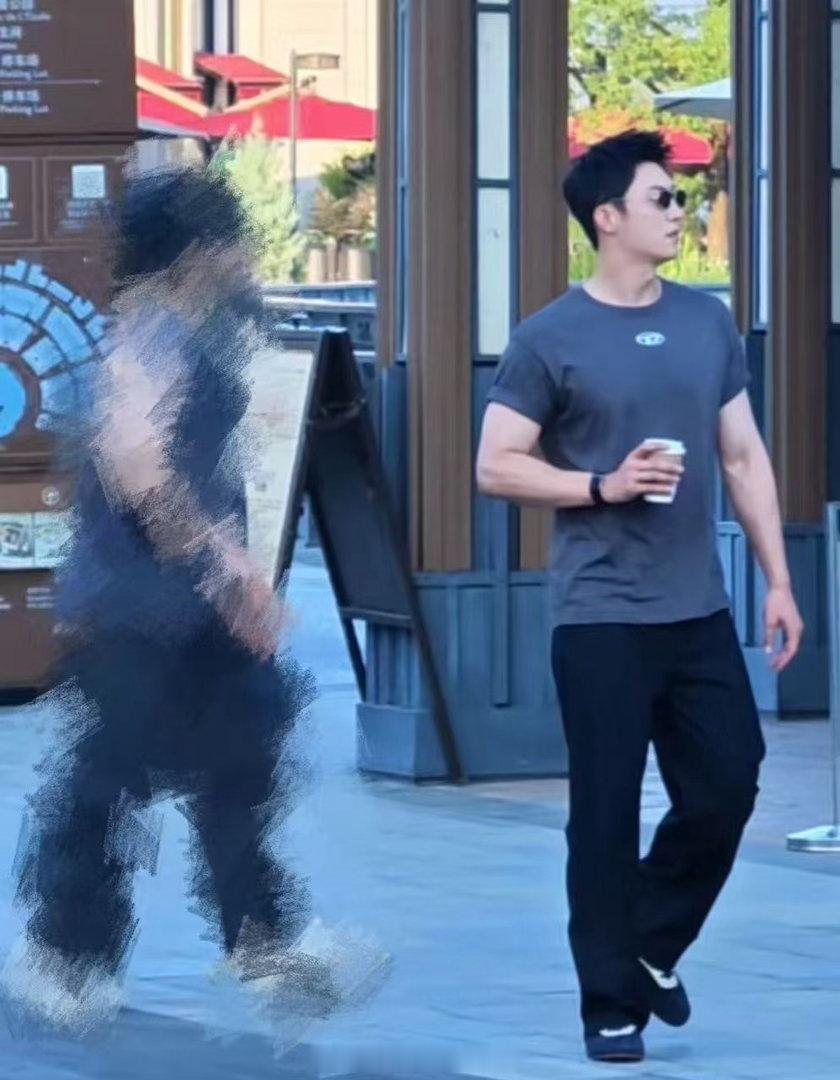黄景瑜把自行车拎出了纸片感黄景瑜单手拎自行车骑行结束收纳车辆的小片段，意外收获全