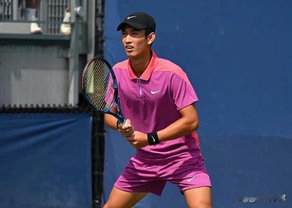 商俊程6比4，6比4总比分2比0战胜中国香港选手黄泽林，晋级上海大师赛第二轮。收