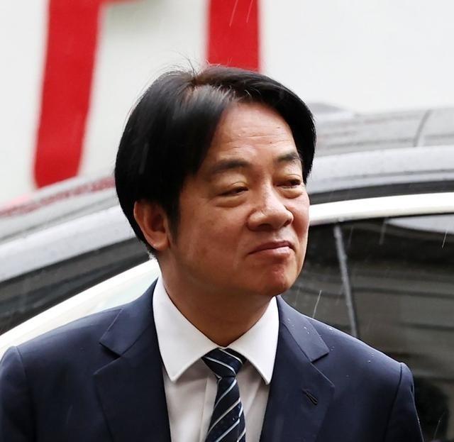 台湾名嘴邱毅：这应该是特朗普上台以后，最大的一次挫折！2月22日，邱毅发长文爆料