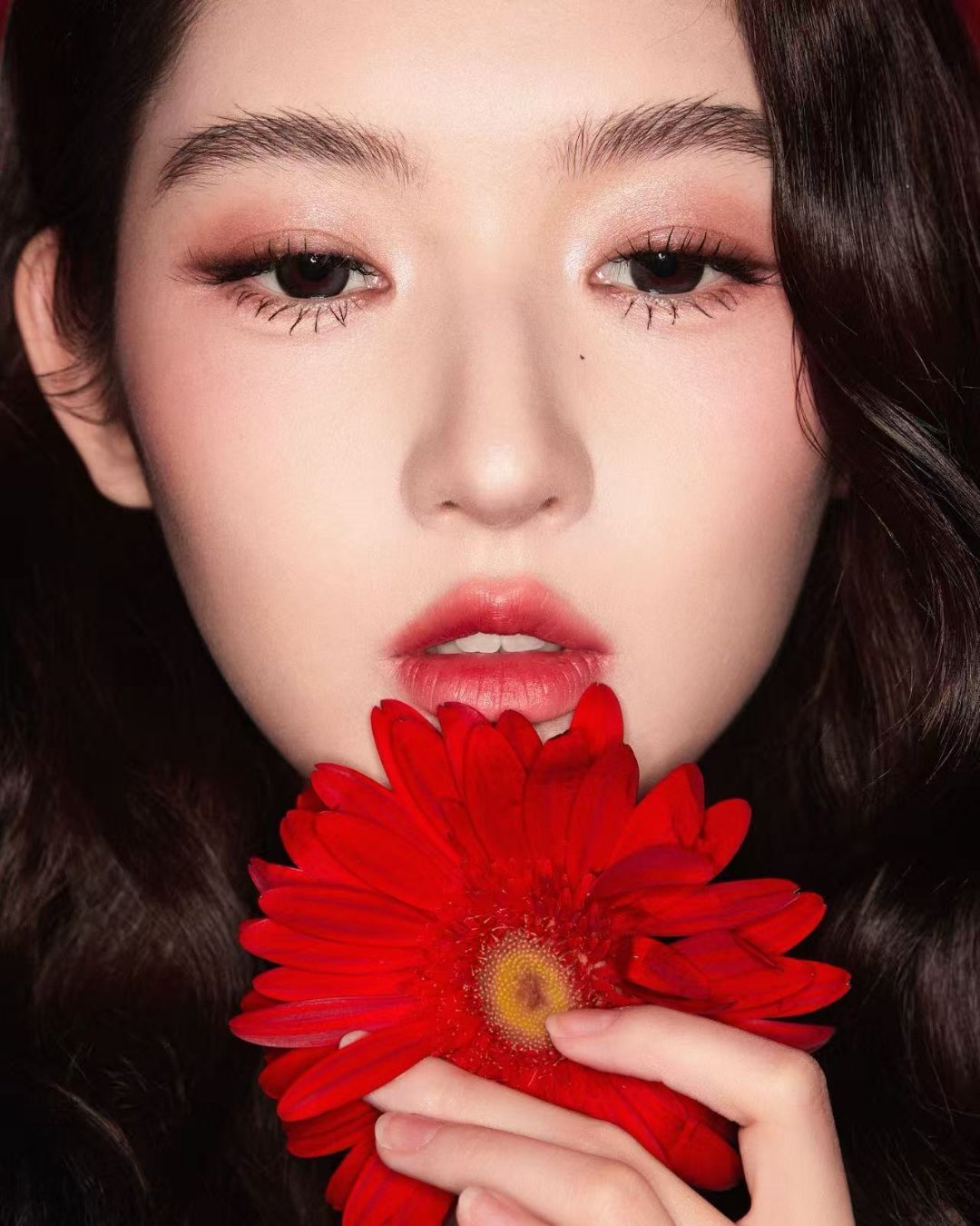 王玉雯这么红那么美 王玉雯你美！！今天活动造型又漂亮出新高度了，时尚感拉满！深红