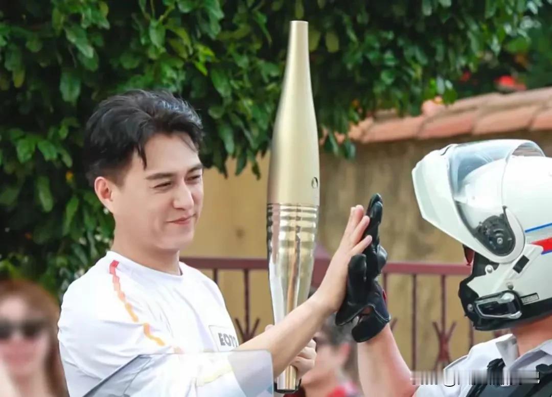 中国色彩，闪耀巴黎！
巴黎奥运会火炬传递正在进行。中国著名演员靳东作为火炬手代表