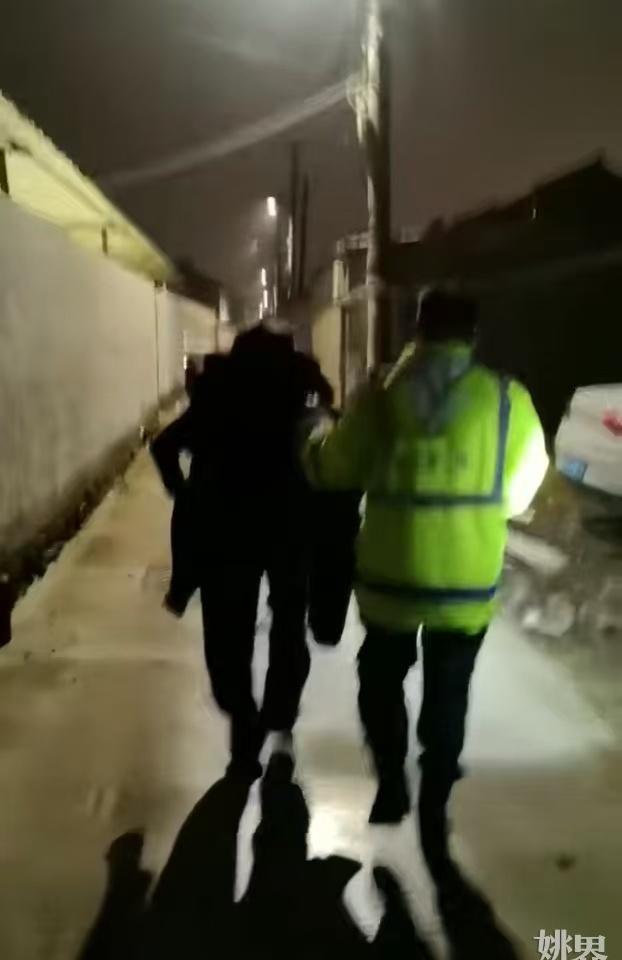 近日，余姚梨洲街道一名90岁阿尔兹海默症老人雨夜走失，家人报警求助。当晚8点半，