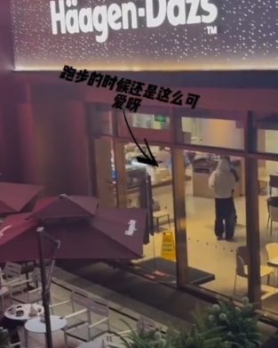 左奇函陈奕恒李煜东去了一家冰淇淋店 路人偶然拍下左奇函陈奕恒李煜东，几人结伴去冰