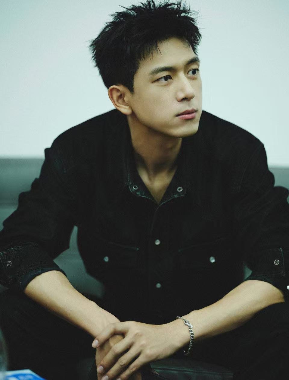 李现重回内娱上班状态夯爆了 李现不在内娱的日子把自己活成了野生动物摄影师，回来的