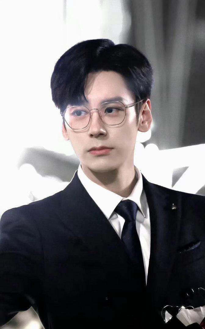 魏哲鸣魏哲鸣看张艺凡眼神都拉丝魏哲鸣这段晋江味太浓了 魏哲鸣和张艺凡十指紧扣的时