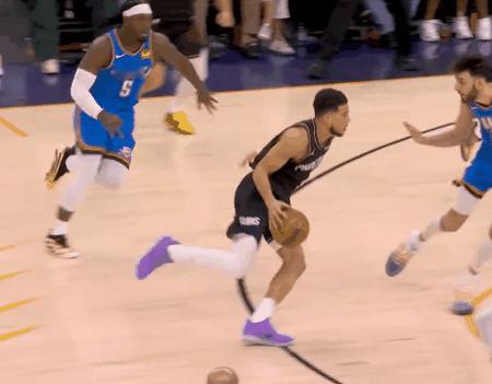 慢镜头：布克输急眼了，手肘打到霍姆格伦下巴！
裁判：霍姆格伦防守犯规...

从