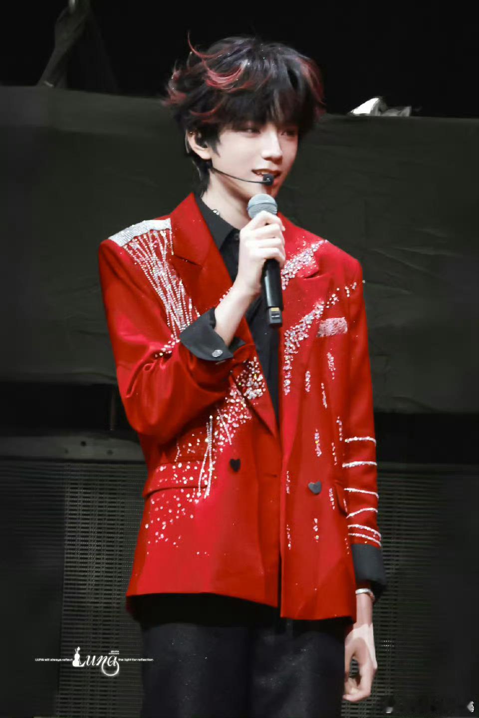 王橹杰扔尾戒扔个尾戒怎么把有些博主急的那么跳脚阿是被帅到了吗