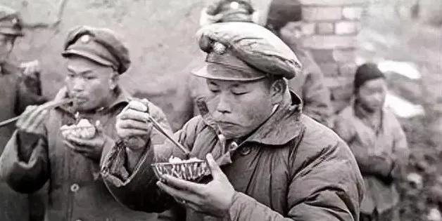 淮海战役进入胶着阶段，我华东野战军以雷霆之势将杜聿明集团几十万大军死死围困在狭长