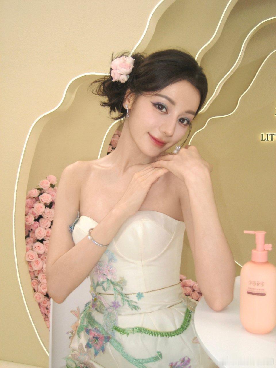 迪丽热巴这造型真的是把身材拿捏了诶[开摆][开摆][开摆]她还有啥缺点嘛？？ ​