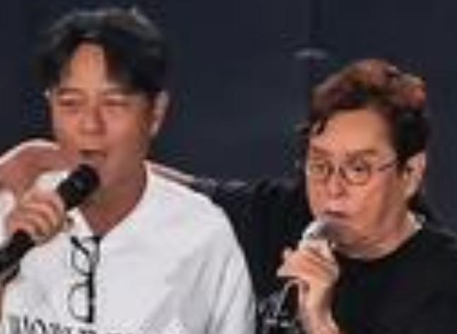 2026年9月11日晚，谭咏麟在香港红馆举办演唱会，李克勤作为好友到场支持。演出