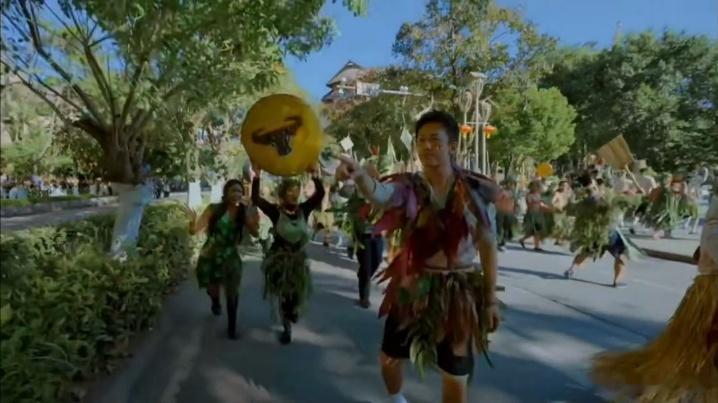 邓超到哪都像本地人哈哈哈哈哈 海南花衬衫电动车，云南野人舞，邓超的“本地人”造型