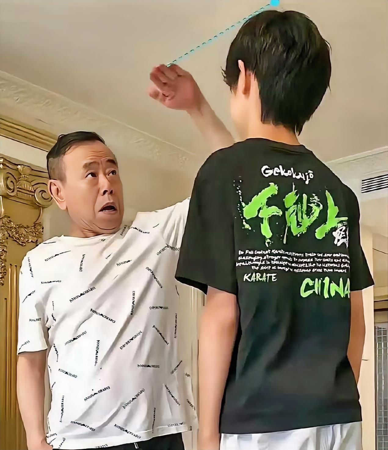 潘长江这下总算放宽心了！13岁外孙个头已经超过自己。