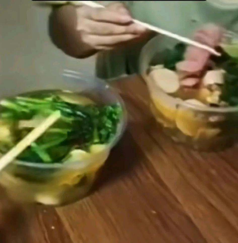 丈夫凌晨12点多送外卖回家，推开门的一刹那看到妻子和孩子正在吃外卖顿时崩溃！妻子