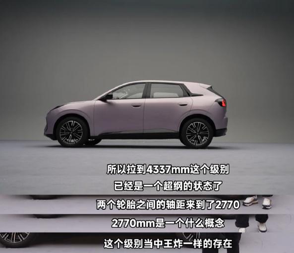 车内多处采用圆角设计，空间虽大但不显得生硬。后排乘客活动时不用担心磕碰，家庭用车