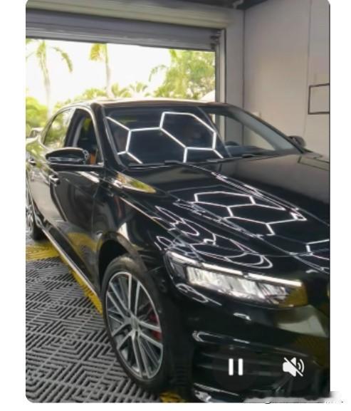 在西双版纳，我觉得最赚钱的行业是洗车。

本来旅游城市，环境优美，又没有工业的污